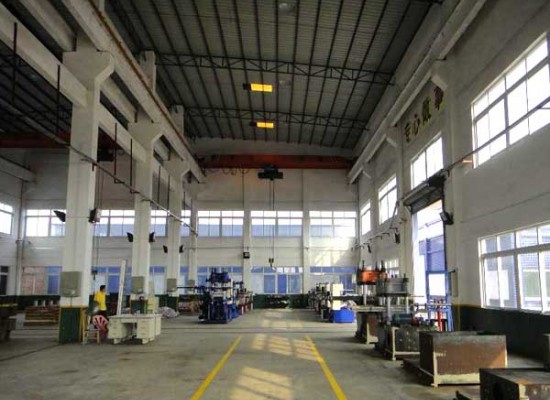 橡膠熱壓成型現場